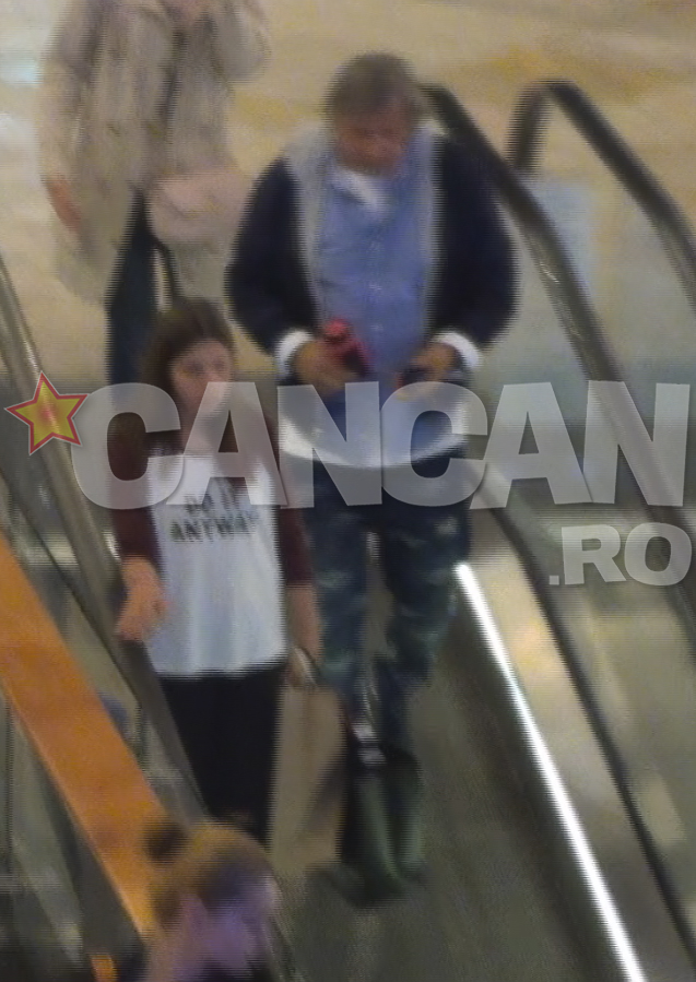 Tanara avea in mana doua pungi.