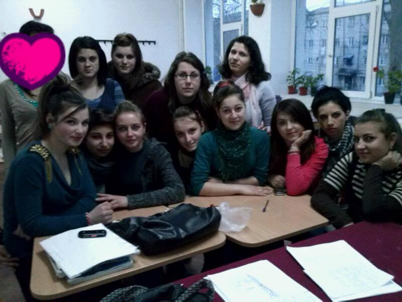 Raluca, alaturi de colegi la scoala