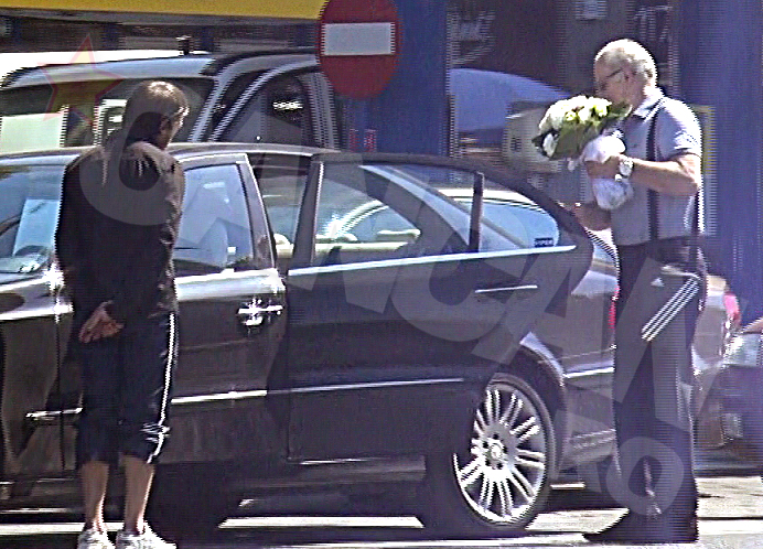 Octavian Bellu a revenit la masina, unde il astepta sotia, cu un buchet de flori