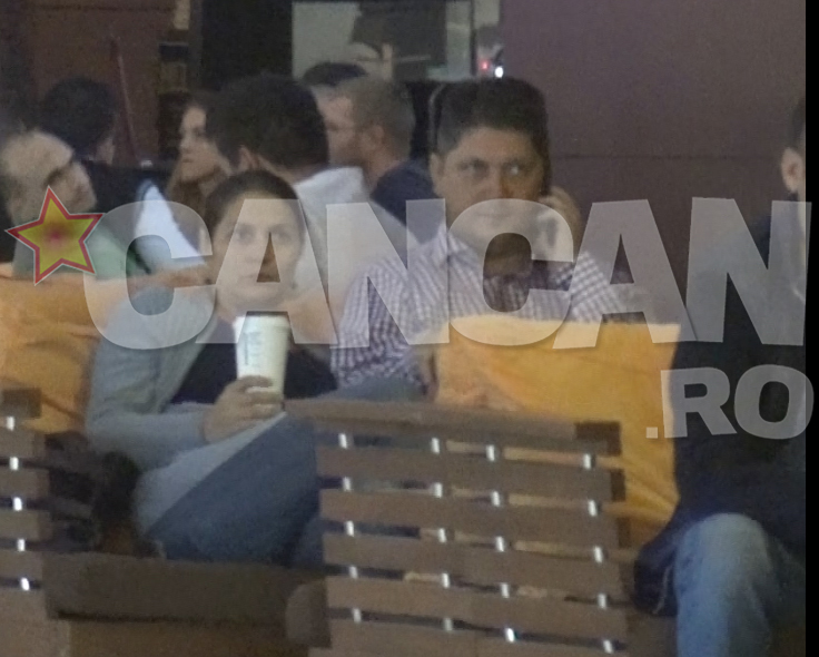 Parlamentarul vorbeste la telefon