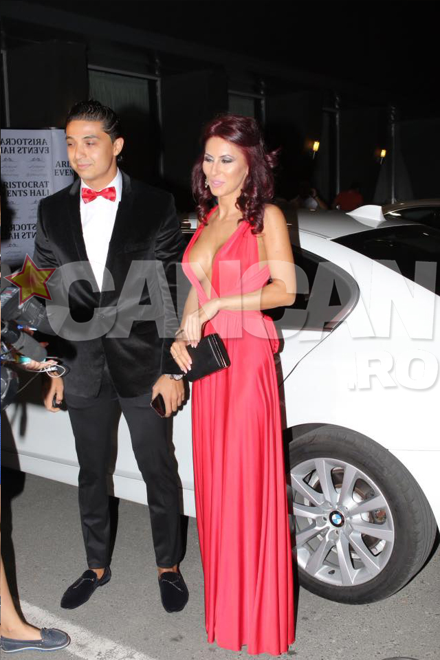 Tanara a avut o rochie extrem de decoltata