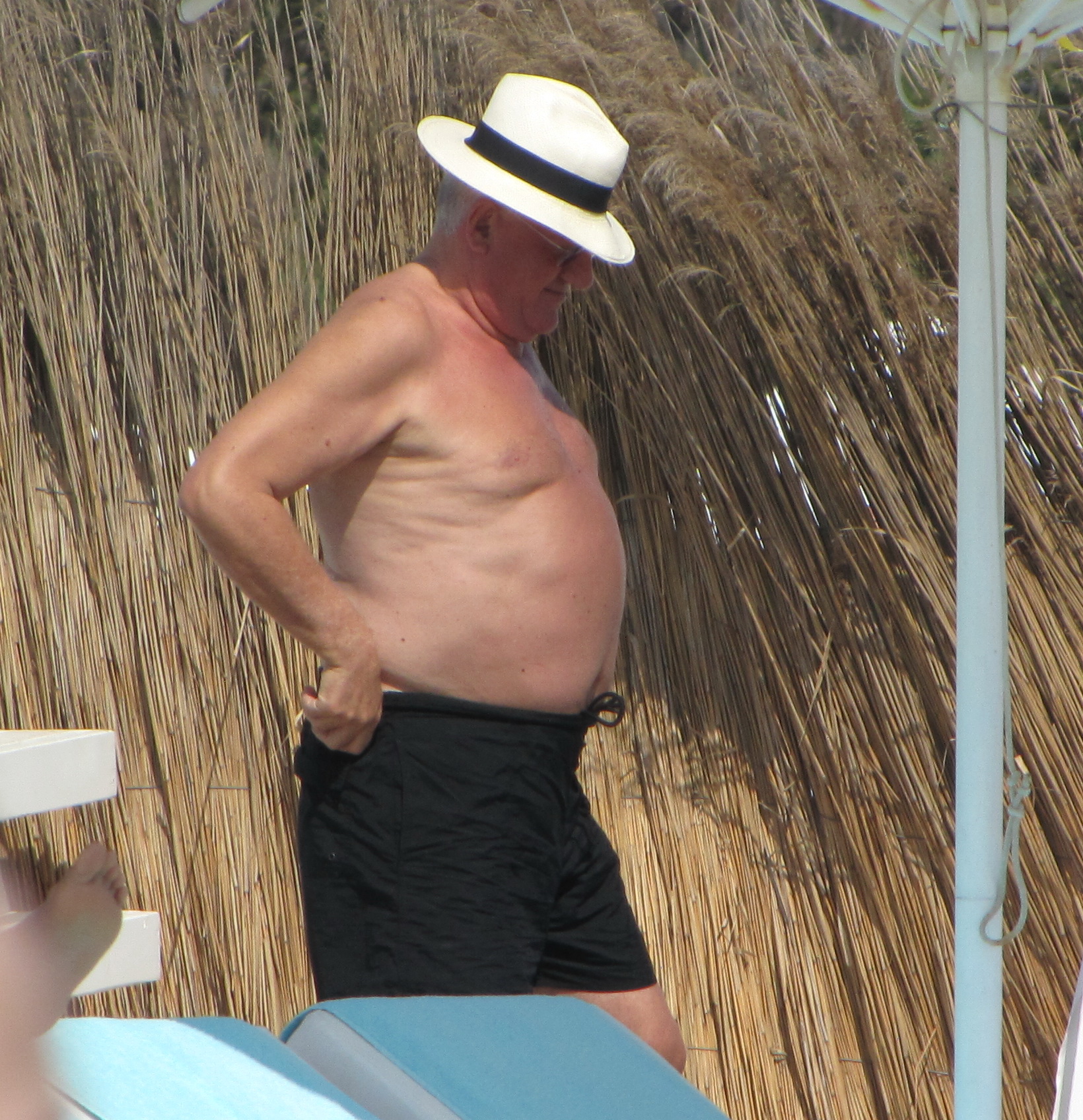 Mitica a facut burtica