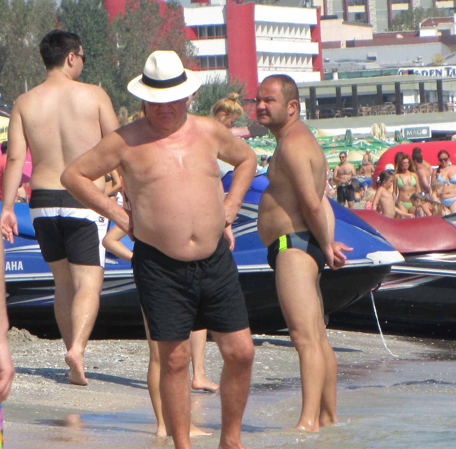 Dragomir a incercat apa marii, iar apoi s-a retras pe sezlong