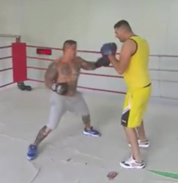 Adrian Corduneanu (stanga) da bine cu pumnul