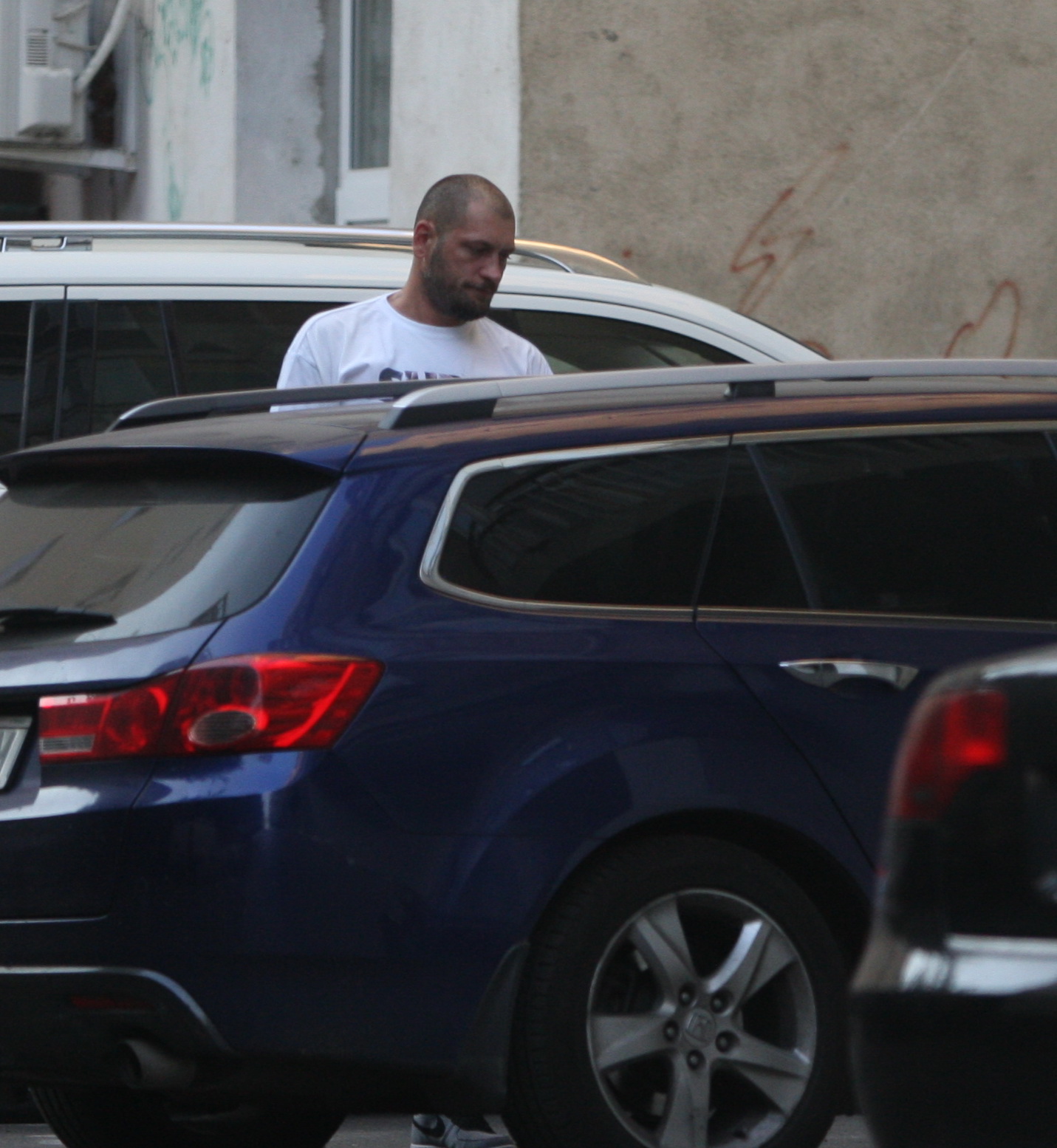 Caddy le-a lasat pe fete la un mall din apropiere, apoi s-a intors acasa