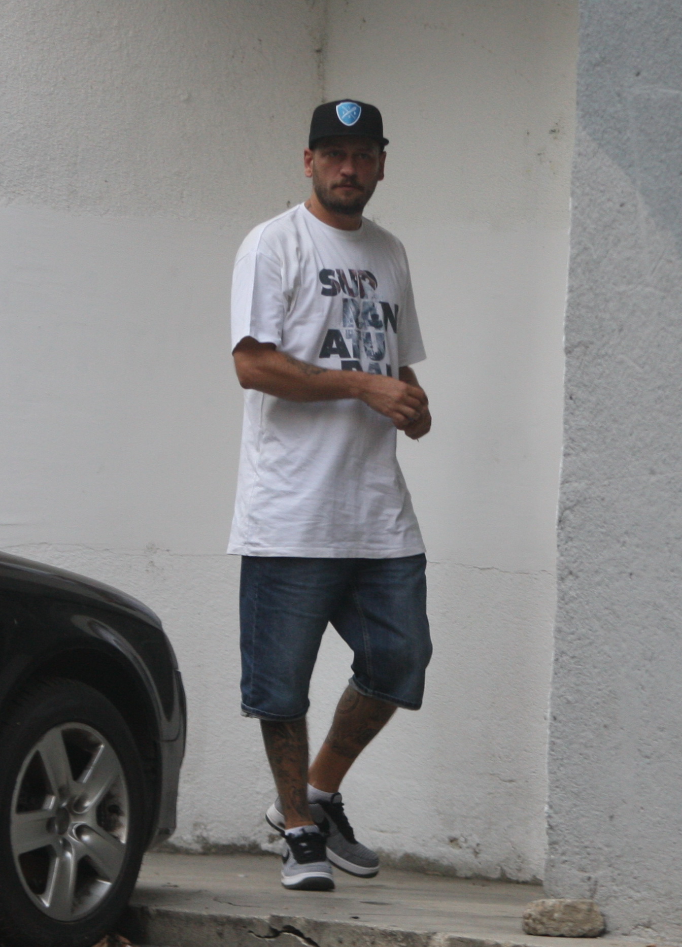 Caddy a intrat in bloc, asta dupa ce a fost soferul sotiei lui