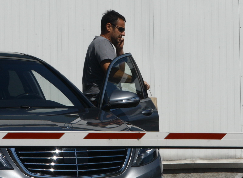 Dinu Pescariu si-a cumparat mancare de la pachet