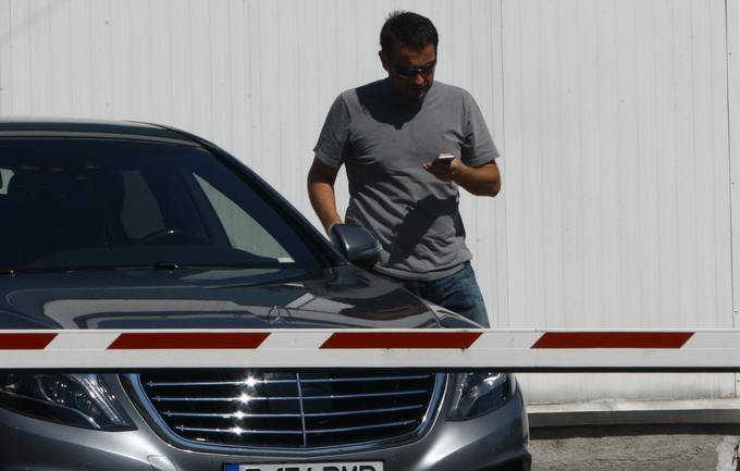 Pescariu a vorbit la telefon si s-a grabit sa ajunga in birou