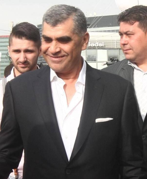 Socrul lui Pepe pare sa duca o viata dubla