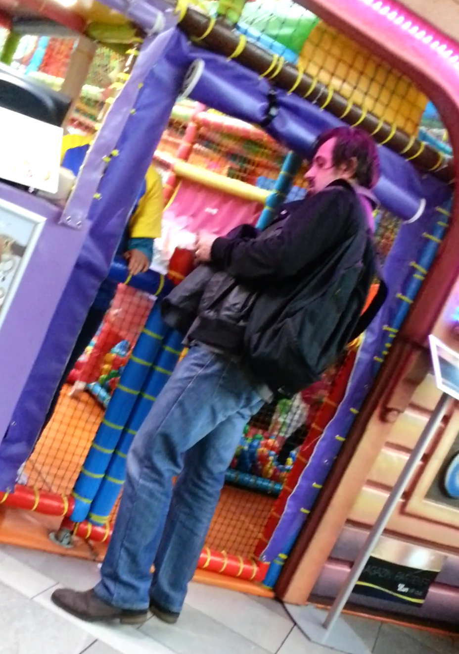 Petru Mircea s-a asigurat ca fiul sau este in siguranta la locul de joaca.