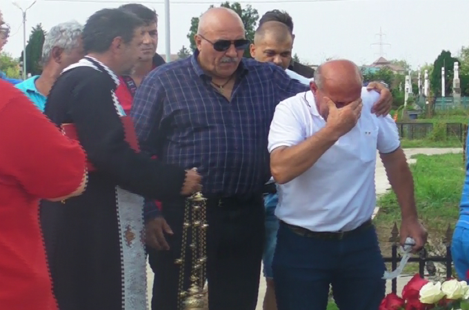 Fratele lui Nae Nicolae nu si-a putut stapani lacrimile. Cu greu a putut fi oprit din plans
