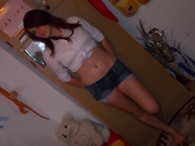 Poza sexy, cu fosta colega a fetei violate