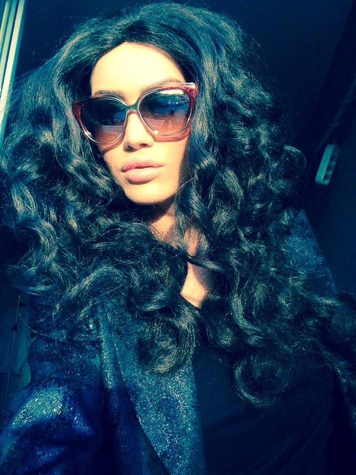 Tanara este vopsita negru-albastrui