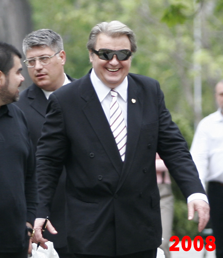 Ochelarii fumurii, o marca a tribunului Corneliu Vadim Tudor