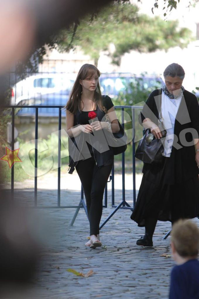 Lidia a ţinut în mână şi un trandafir roşu, care, cel mai probabil, are o valoare sentimentală