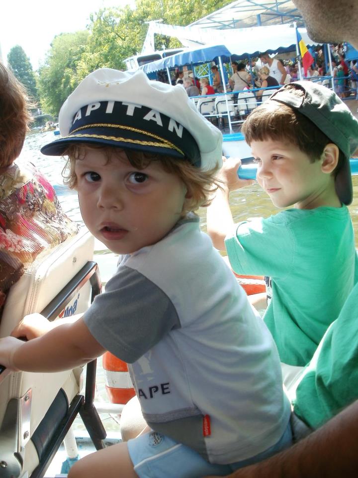 Ionut avea sapca de marinar