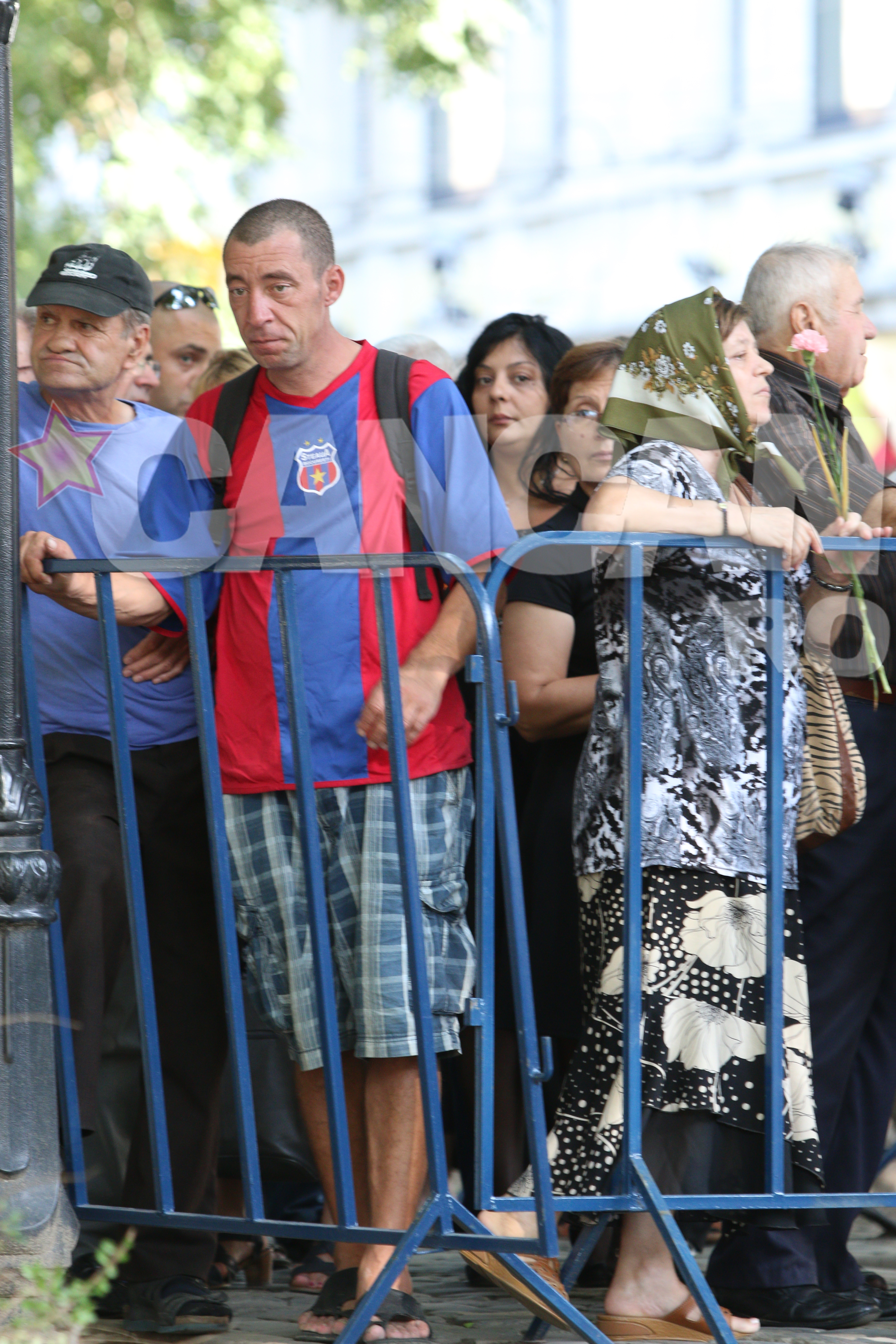 Oameni veniti din tara care asteapta sa isi ia ramas bun de la Vadim Tudor
