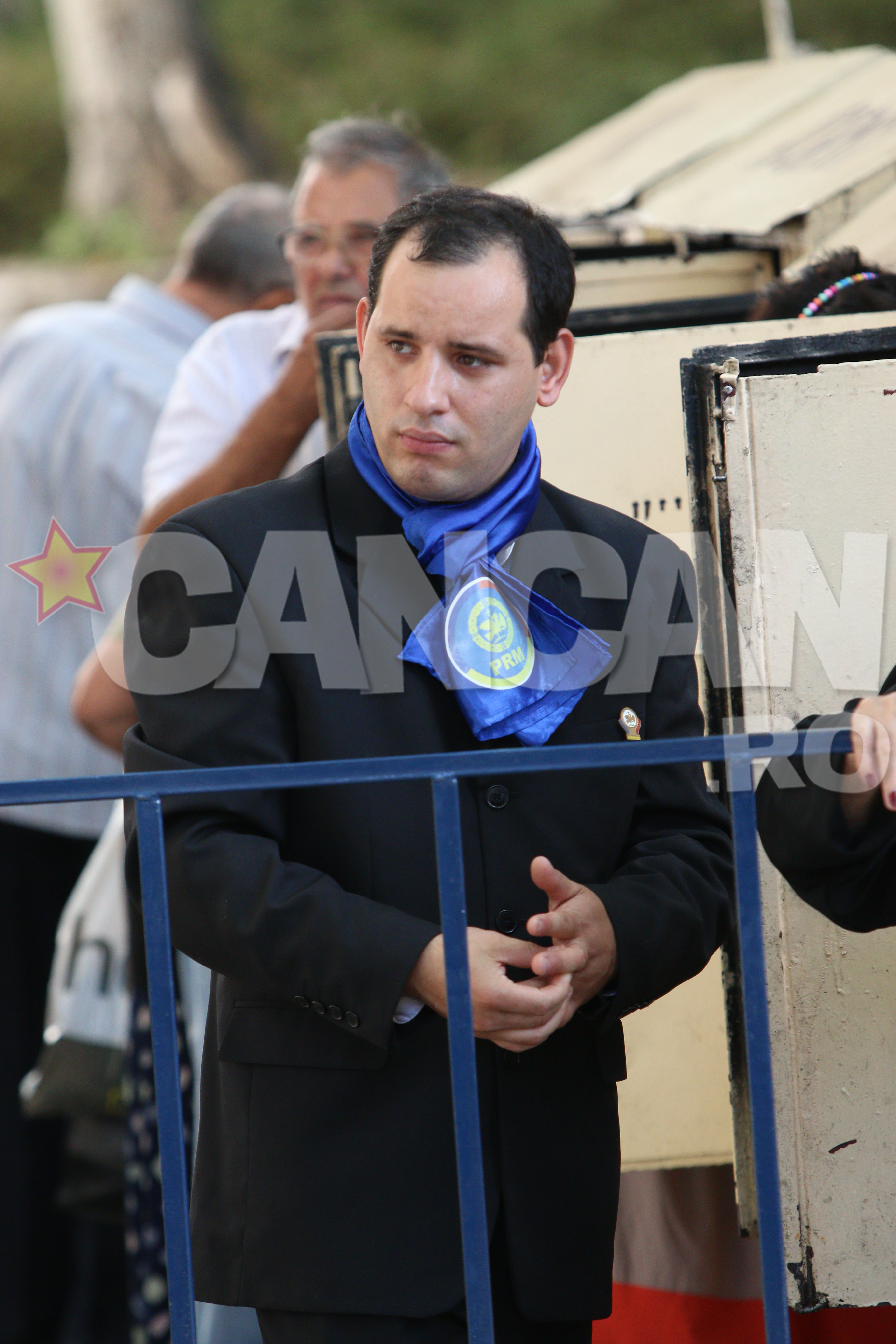 Un alt membru din partid, care avea o esarfa la gat cu initialele partidului, PRM