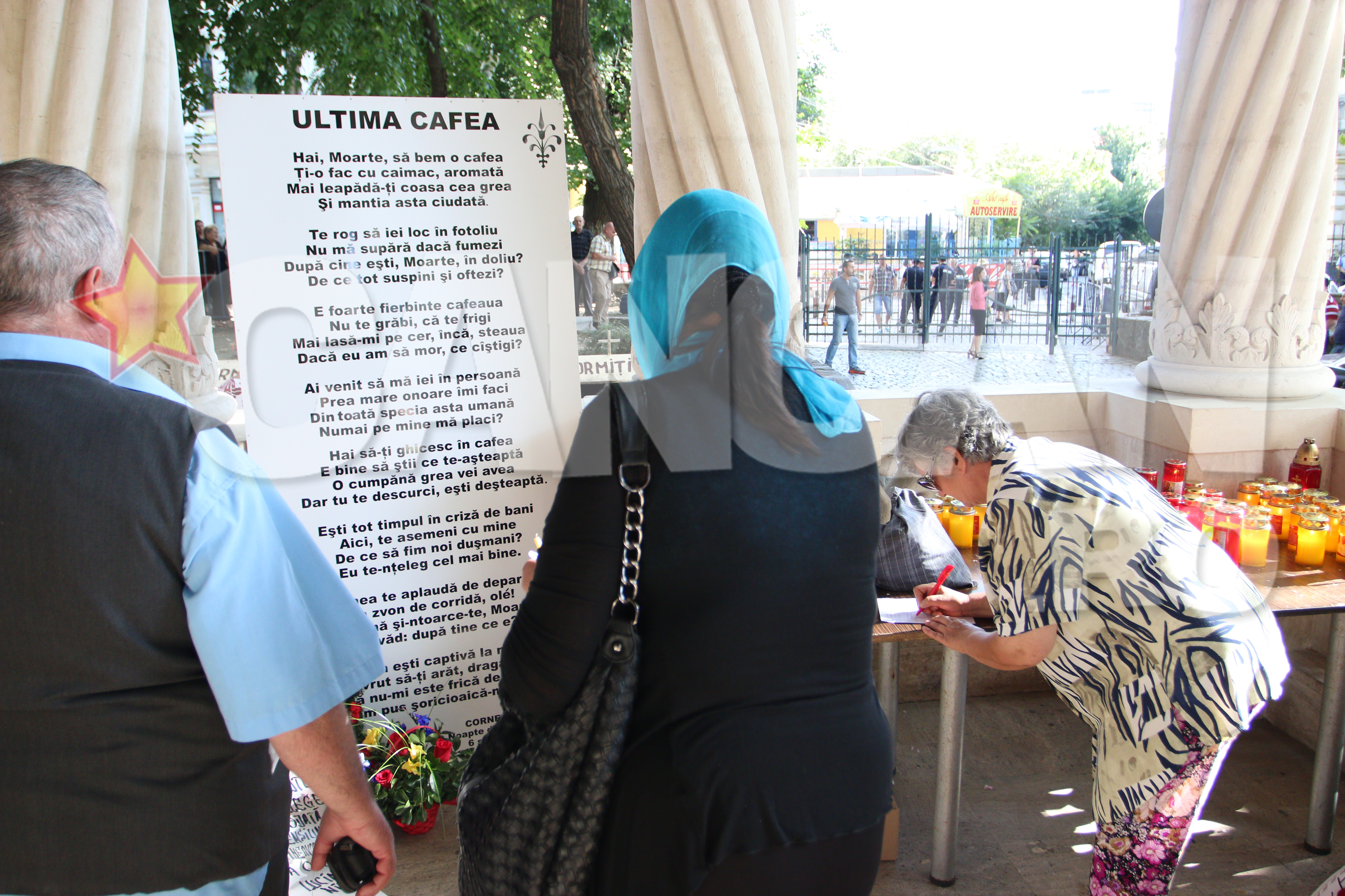 Femeia citeste poezia scrisa de politician