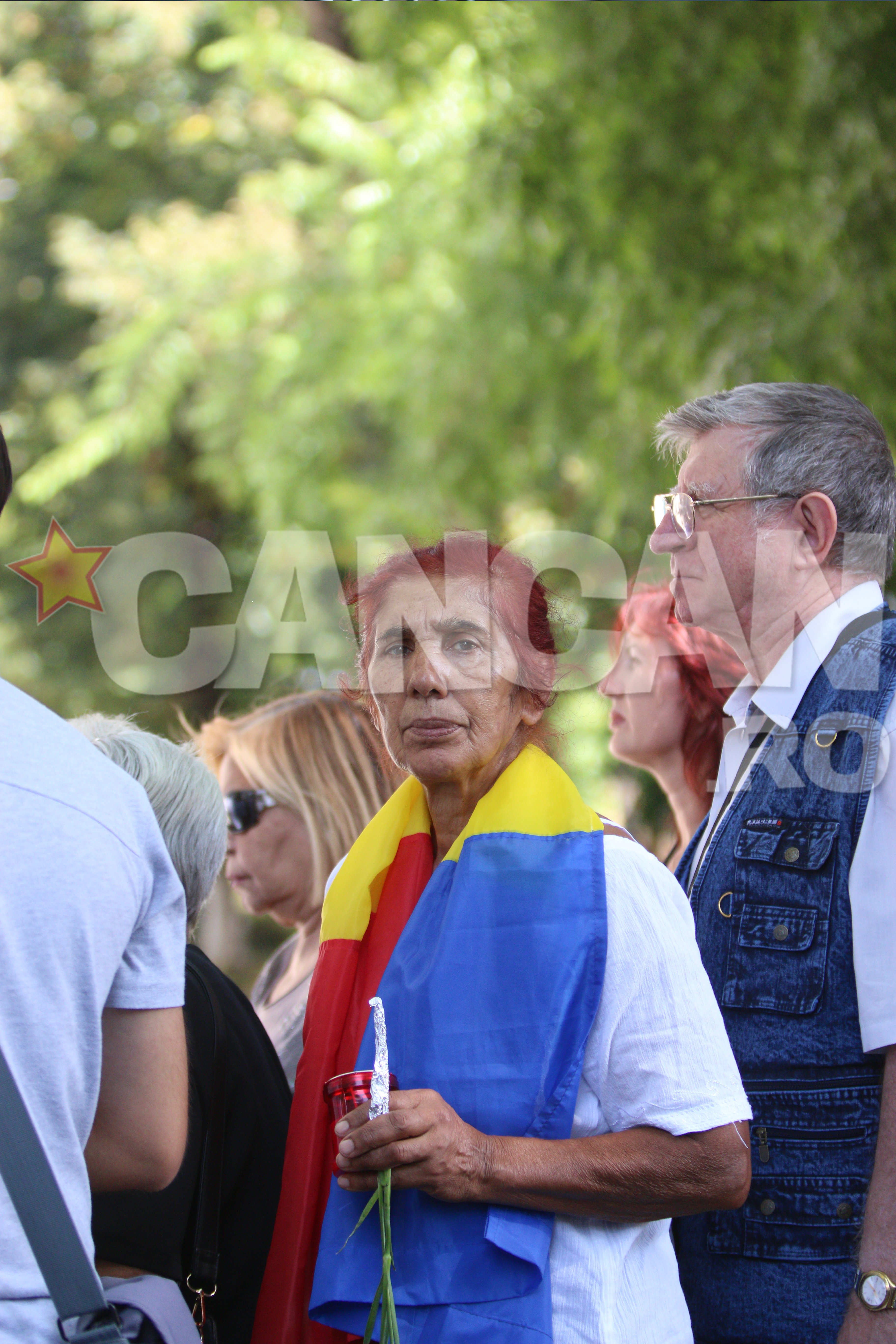 O femeie a venit cu steagul Romaniei pentru ca Vadim isi iubea tara