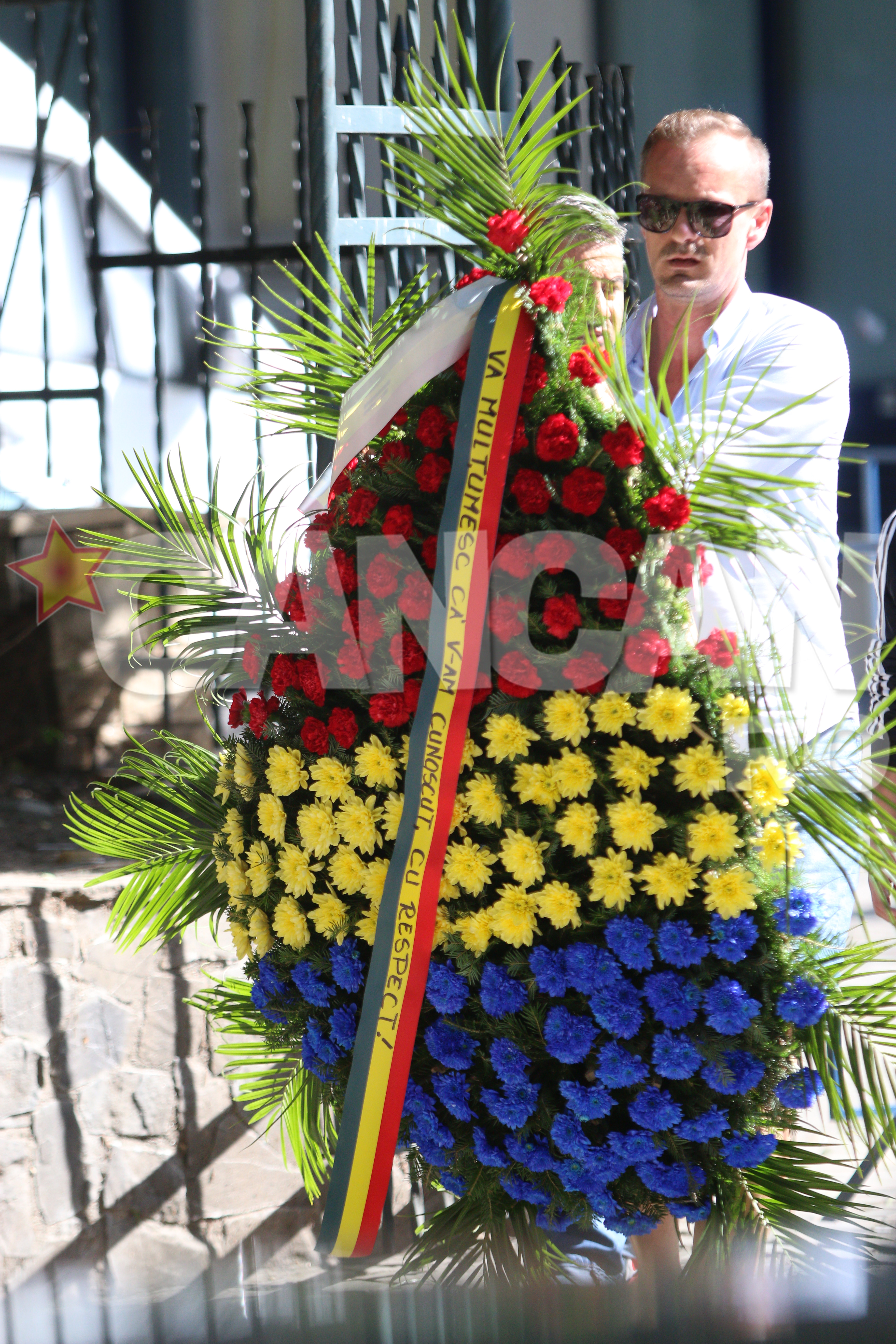 Coroana facuta la comanda cu cele trei culori de pe drapelul Romaniei