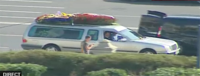 Cortegiul a ajuns in fata Parlamanetului