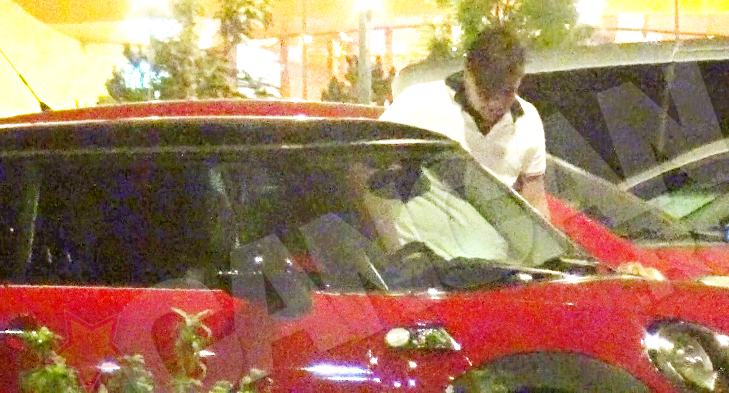 Iubitul cantaretei vine sa scoata masina din parcare