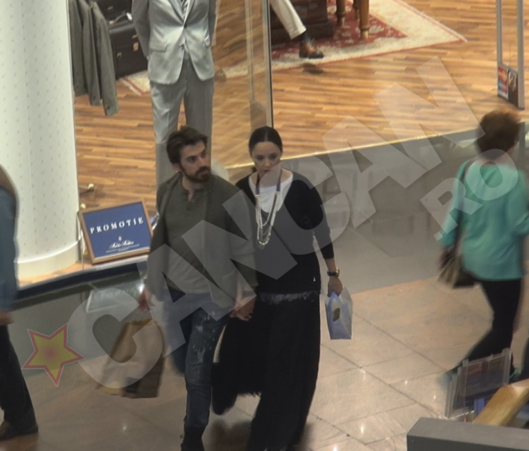 Andreea si sotul ei sunt in continuare romantici