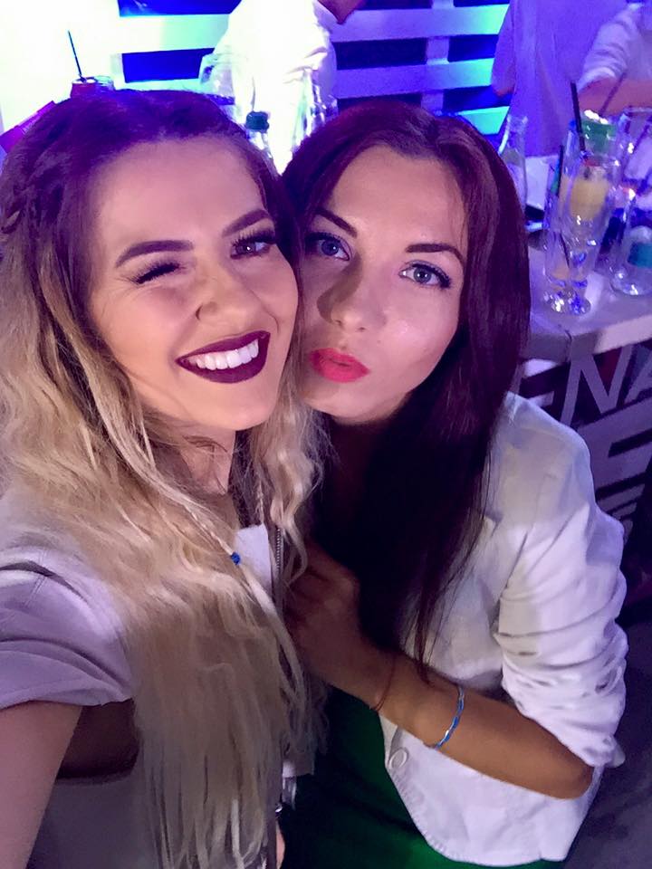 Lidia s-a pozat cu prietenele sale la petrecerea Antena 1