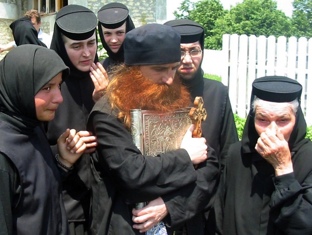 Daniel Corogeanu, impreuna cu maicutele de la Tanacu