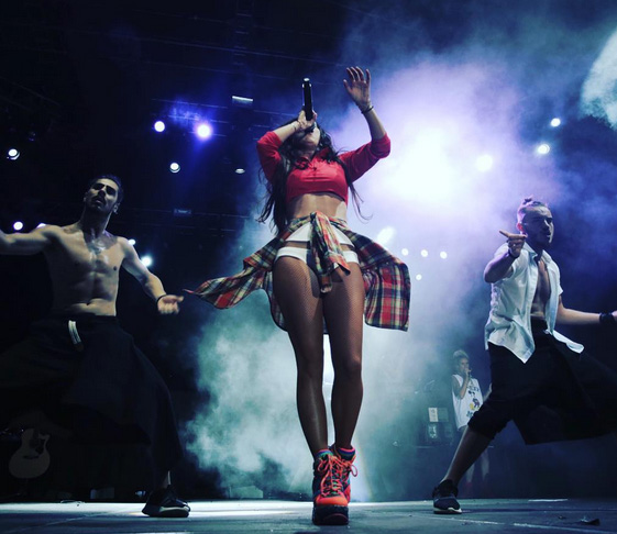 Inna se imbraca in tinute care ii scot nurii in evidenta