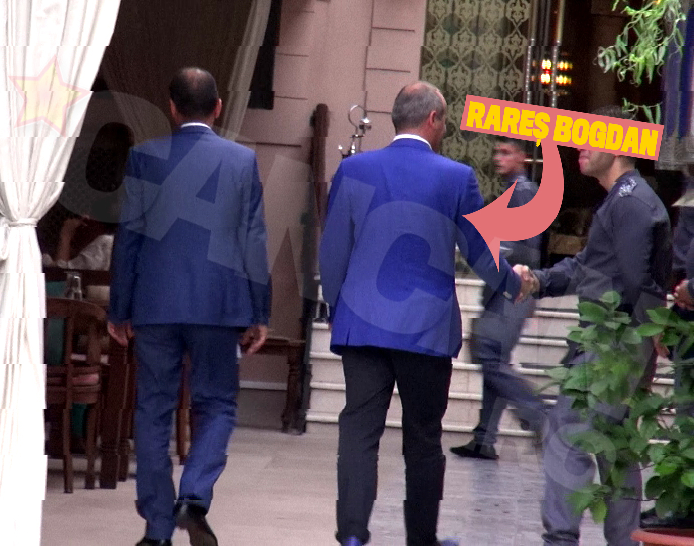 Rares Bogdan a ajuns la restaurant, imbracat la patru ace