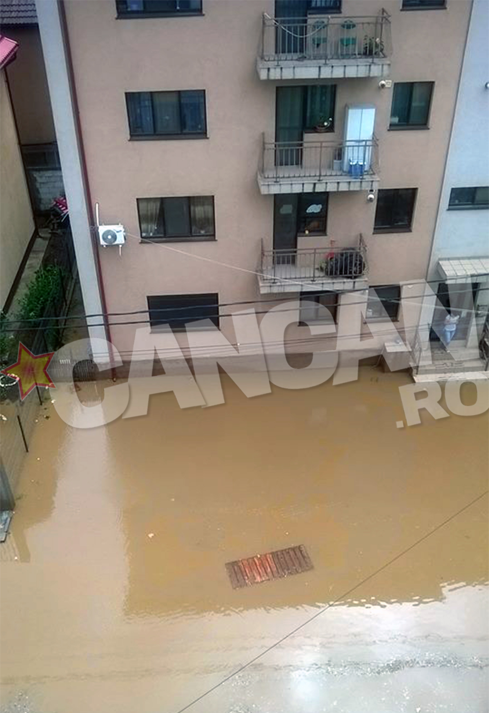 Pe multe strazi din zona, dupa orice ploaie de 10 minute, este inundatie