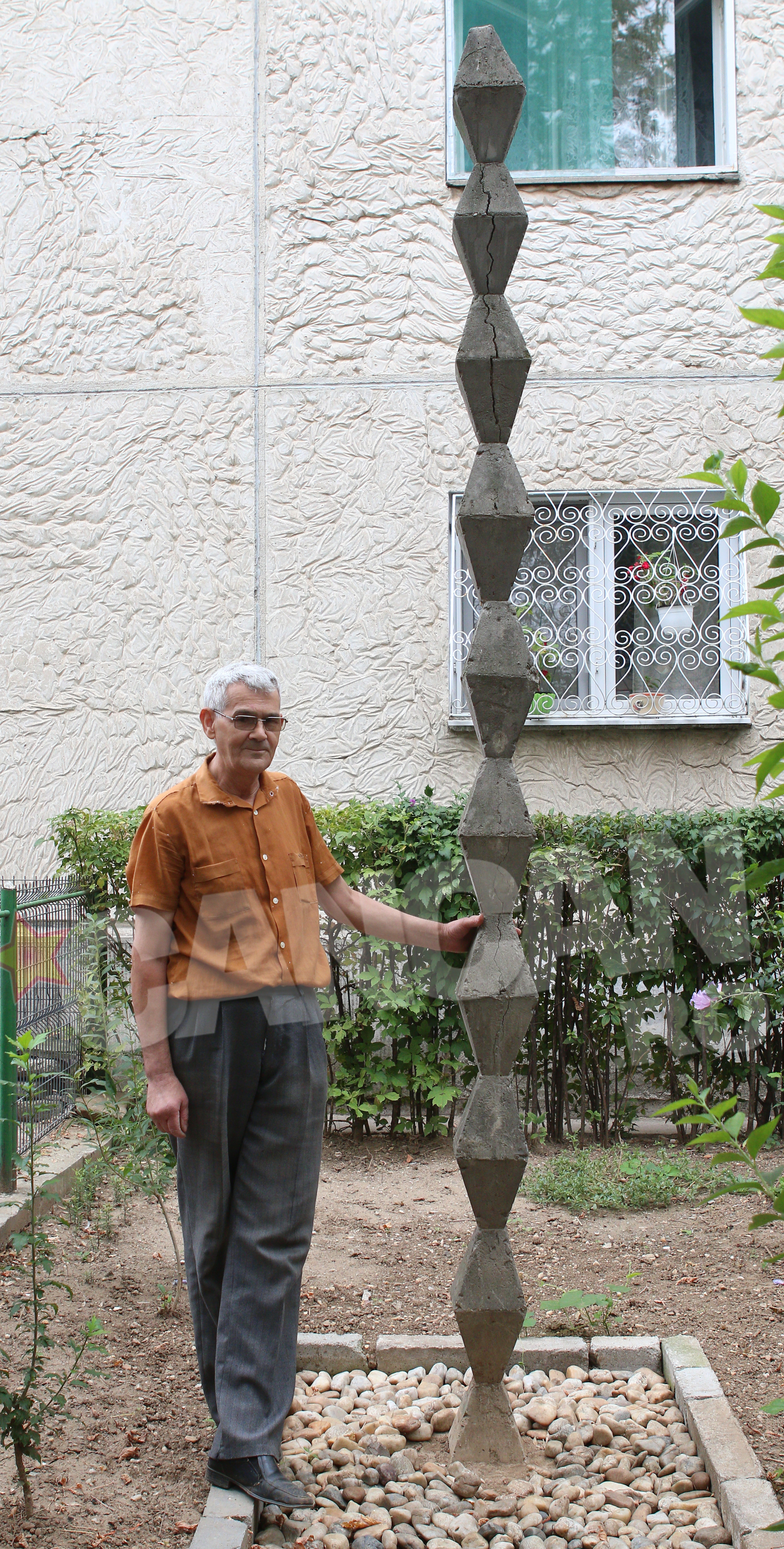 Un pensionar din Bucuresti a ridicat o replica a Coloanei Infinitului in curtea blocului