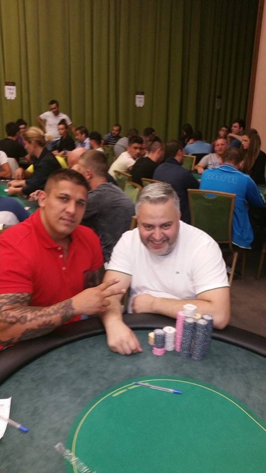 Fratele lui Florin Salam (dreapta) la masa de poker