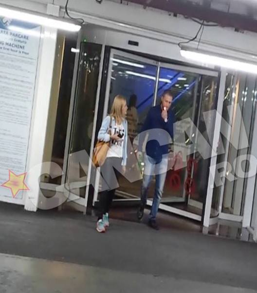 Iubitul Simonei s-a grabit sa-si aprinda tigara in momentul cand a iesit din mall