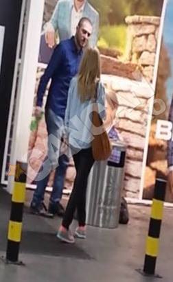 Simona a luat distanta ca sa nu inhaleze fumul de tigara