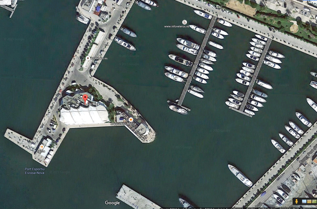 Clubul Lio se afla intr-un port, acolo unde acosteaza milionarii care vin in Ibiza