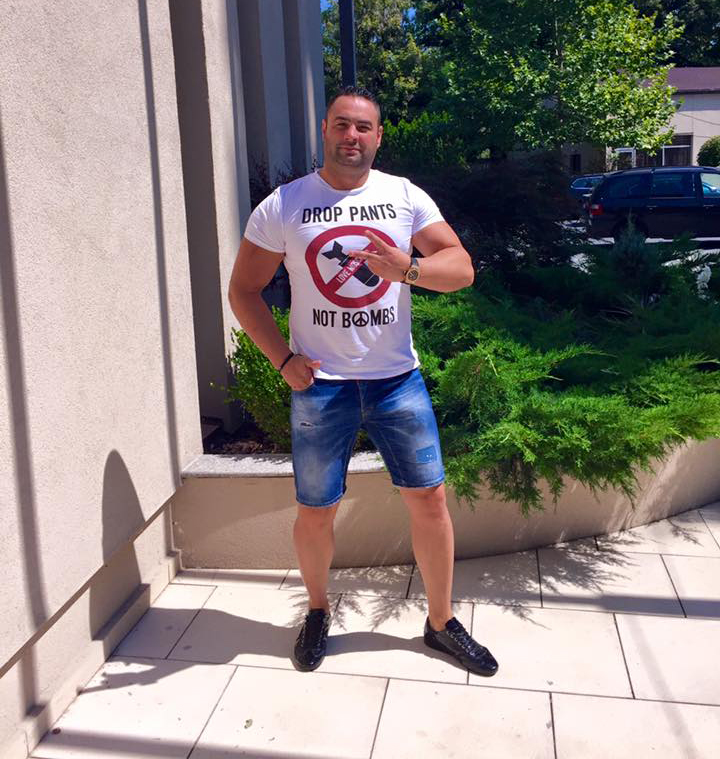 Barbatul a fost atacat de zece barbati mascati