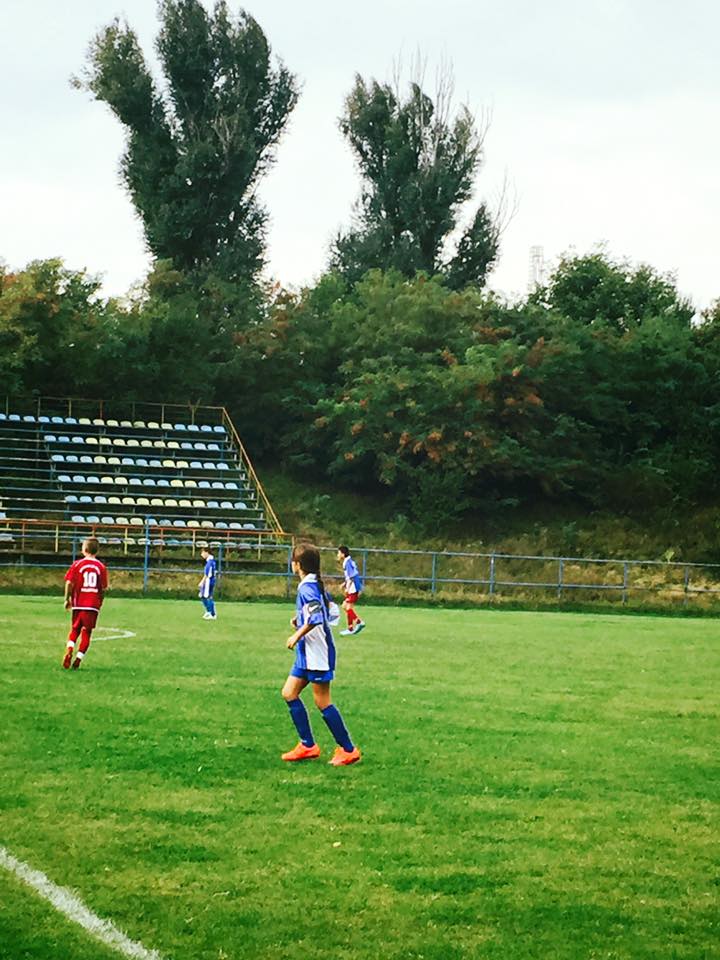 Micuta Ana s-a descurcat de minune in meciul cu baietii