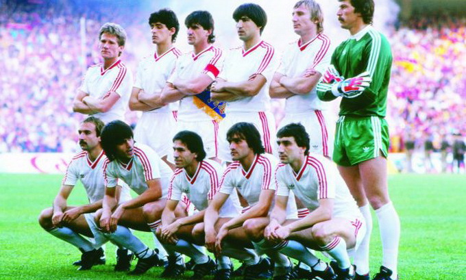 Lucian Balan inainte de finala CCE din 1986, de la Sevilla. (al treile pe randul de jos)