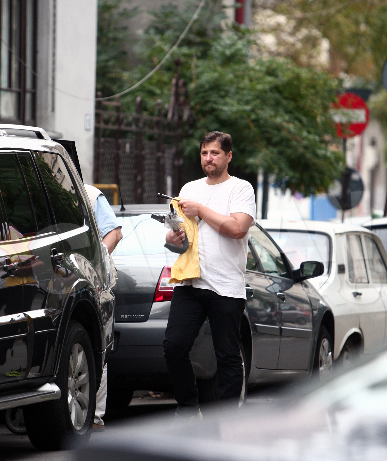 Dupa ce a terminat de aranjat lucrurile baiatelului in masina si s-a asigurat ca acesta sta confortabil in scaunelul special, Radu Pricop a urcat la volan