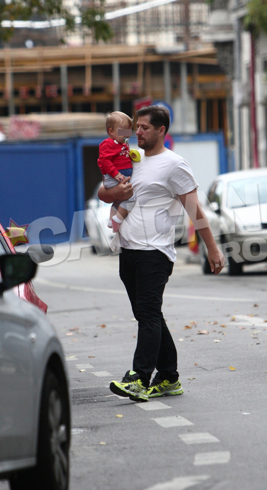 Ginerele lui Traian Basescu este foarte relaxat in compania fiului sau, iar micutul pare mai mult decat fericit in bratele tatalui