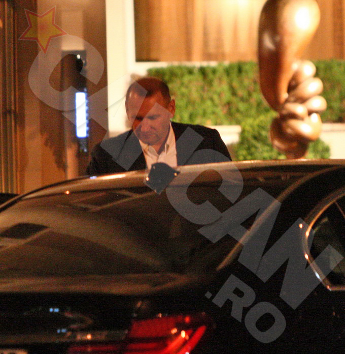 Catarama i-a deschis usa sotiei lui, iar apoi s-a urcat in masina