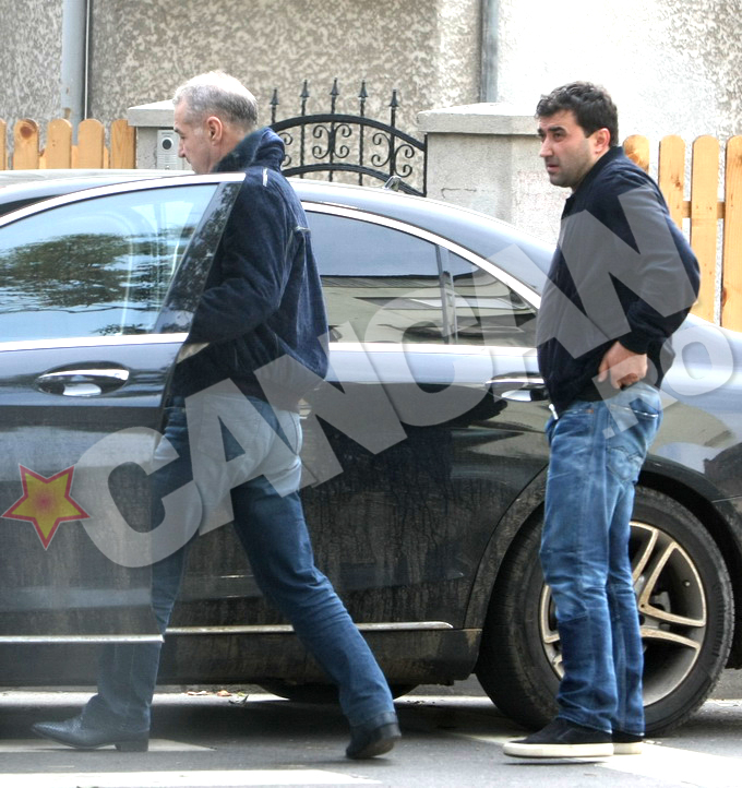 Dupa cativa metri, Gigi l-a dat jos pe Lutu si s-a urcat in locul lui la volan. Fostul fotbalist a asistat mirat la scena facuta de seful lui