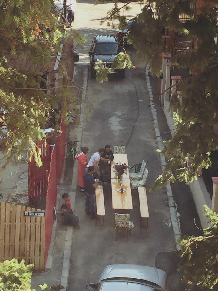 Intr-un alt bucuresti, o familie de rromi a scos masa si bancutele in fata unor imobile