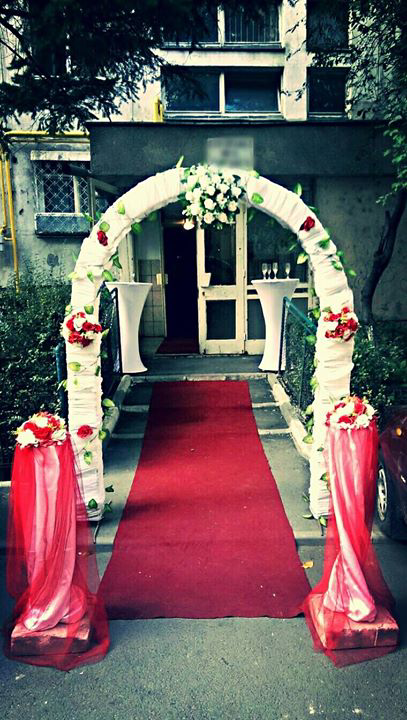 O familie de rromi din Bucuresti a intins covorul rosu in fata blocului, pentru nunta