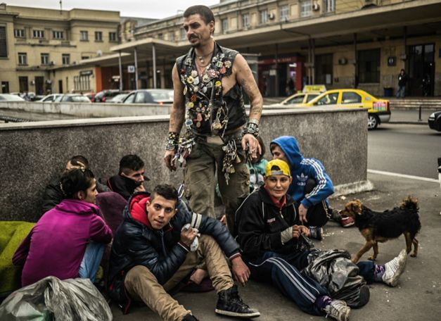 Bruce Lee (in picioare) a fost ridicat de mascati