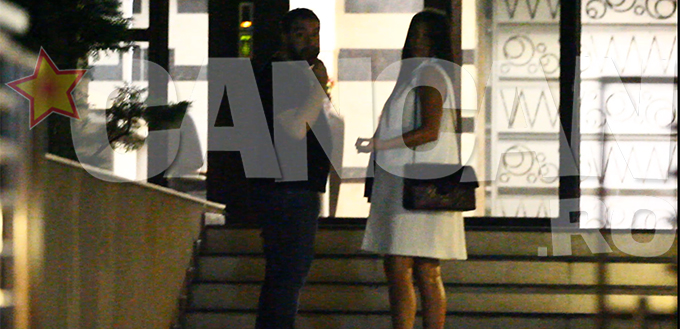 Cei doi surprinzi in timp ce intrau in bloc