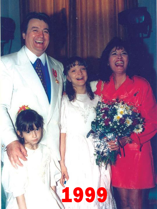 Vadim alaturi de fiicele sale, Jeni şi Lidia, in culisele unei emisiuni TV